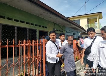 Kanit Reskrim IPDA J. Manihuruk SH bersama personil dampingi Dinsos membawa warga diduga ODGJ ke Rehabilitasi Rindung