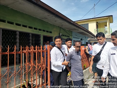 Kanit Reskrim IPDA J. Manihuruk SH bersama personil dampingi Dinsos membawa warga diduga ODGJ ke Rehabilitasi Rindung