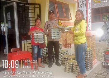 Bhabinkamtibmas Kelurahan Naga Huta AIPDA Adilman Manalu melaksanakan monitoring distribusi Makanan Bergizi Gratis (MBG) kepada masyarakat penerima B3