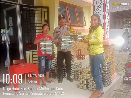Bhabinkamtibmas Kelurahan Naga Huta AIPDA Adilman Manalu melaksanakan monitoring distribusi Makanan Bergizi Gratis (MBG) kepada masyarakat penerima B3
