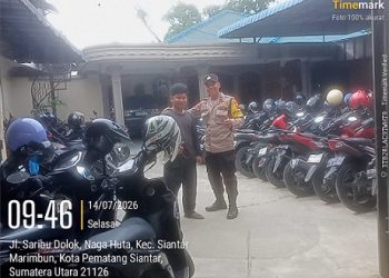 Bhabinkamtibmas Kelurahan Naga Huta AIPDA Adilman Manalu melaksanakan sambang kepada penyedia lahan parkri di Jalan Saribudolok