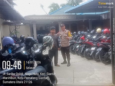 Bhabinkamtibmas Kelurahan Naga Huta AIPDA Adilman Manalu melaksanakan sambang kepada penyedia lahan parkri di Jalan Saribudolok