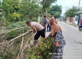 Bhabinkamtibmas Kelurahan Bah Sorma Aipda Fadlan Fahmi melaksanakan aksi sosial dengan gotong royong di Blok II Jalan Sibatu batu