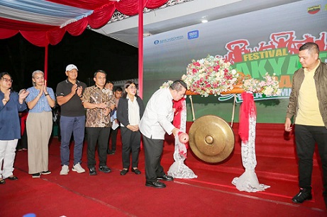 pemukulan gong oleh Wali Kota Wesly didampingi Dandim 0207/Simalungun Letkol Inf Agus Muchtadi Rangkuti SE MIP, Kapolres Pematangsiantar AKBP Sah Udur T.M. Sitinjak SH. SIK. MH serta Unsur Forkopimda Kota Pematangsiantar dan Kabupaten Simalungun.