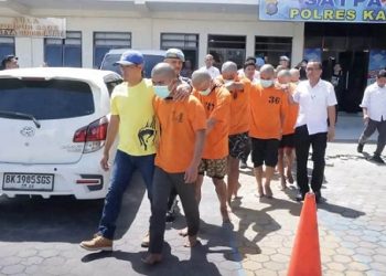 Sembilan tersangka dugaan penganiayaan pendaki di kawasan Gunung Sibayak, Desa Jaranguda, Kecamatan Merdeka, Kabupaten Karo yang ditahan Polres Karo. (Foto Ist)