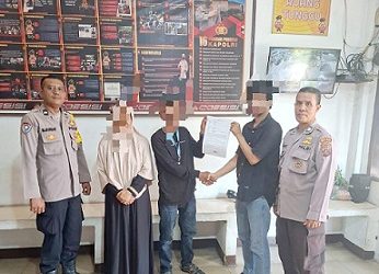 Piket Ka. SPKT Aiptu MJ. Hutapea bersama Bhabinkamtibmas Kelurahan Martoba Aiptu M. Nurday selesaikan dugaan tindak pidana penganiayaan di jalan Singosari Gang Demak dengan mediasi