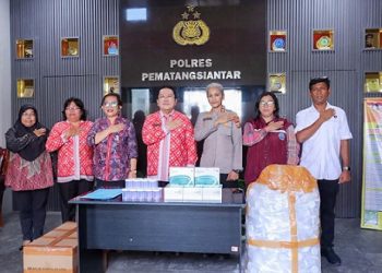 Kapolres Pematangsiantar AKBP Sah Udur T.M Sitinjak S.H. S.I.K. M.H didampingi Kasat Resnarkoba AKP Irwanta Sembiring SH. MH saat menerima bantuan 1000 unit alat tes urine dari Walikota Pematangsiantar Wesly Silalahi, S.H. M.Kn