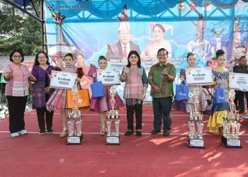Ketua Dekranasda Kota Pematangsiantar Ny Liswati Wesly Silalahi menutup kegiatan UMKM Siantar Expo 2026