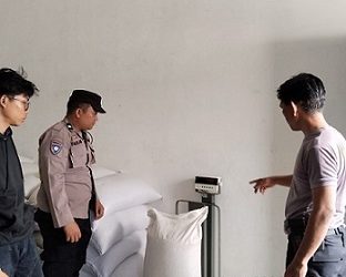 Kanit Binmas IPDA Nirwan Sirait bersama Bhabinkamtibmas Kelurahan Tambun Nabolon AIPDA Jonson Hutahuruk, Bhabinkatibmas Kelurahan Tanjung Pinggir AIPDA Abdul Malik S.Sos dan Bhabinkamtibmas Kelurahan Bah Sorma AIPDA Fadlan Fahmi melakukan pendampingan penjualan hasil panen jagung petani binaan ke Bulog Cabang Pematangsiantar