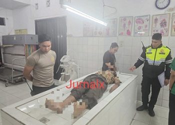 Personil Unit Gakkum Polres Pematangsiantar evakuasi jenajah korban James Silitonga keruangan jenajah RSUD dr Djasamen Saragih untuk visum