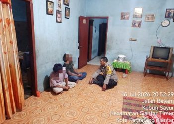 Bhabinkamtibmas AIPTU Ungkap Hutagalung dan ​Unit Reskrim BRIGPOL P. Purba respon cepat lakukan pengecekan TKP dan mediasi keributan di Gang Aman