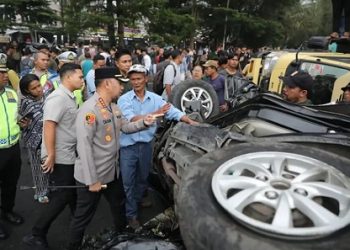 Kapolrestabes Medan Kombes Pol. Dr. Jean Calvijn Simanjuntak, S.I.K. M.H saat berada di lokasi kecelakaan beruntun di Jalan Jamin Ginting Km 44–45, tepatnya di depan Rumah Makan Garuda Grand Hill, Desa Suka Makmur, Kecamatan Sibolangit (Foto Ist)