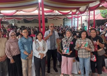 Ketua Fraksi PDI Perjuangan DPRD Kota Medan, Robi Barus SE M.AP saat Sosialisasi Perda Kota Medan No.3 Tahun 2024 tentang Perlindungan dan Pengembangan UMKM di Jalan Buku, Kelurahan Sei Putih Barat, Medan Petisah (Foto Ist)