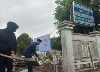 Anggota DPRD Kota Medan, Lailatul Badri peletakan batu pembangunan gapura Masjid Jamik di Jalan Ampera 3, Kelurahan Glugur Darat II , Medan Timur (Foto Ist)