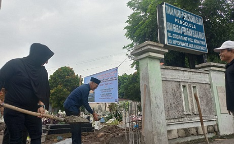 Anggota DPRD Kota Medan, Lailatul Badri peletakan batu pembangunan gapura Masjid Jamik di Jalan Ampera 3, Kelurahan Glugur Darat II , Medan Timur (Foto Ist)