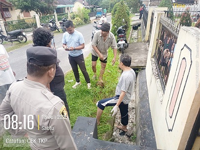 Kanit Reskrim Polsek Siantar Barat IPTU Esron Pasaribu SH saat pimpin pengecekan TKP