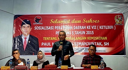 Anggota DPRD Medan Paul Mei Anton Simanjuntak (MAS) saat sosialisasi Perda (Sosper) ke VII Tahun 2026 produk hukum Pemko Medan Perda No 5 Tahun 2015 tentang Penanggulangan Kemiskinan. (Foto Ist)