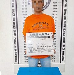 Tersangka S dan barang bukti di amankan di Ruangan Sat Resnarkoba Polres Pematangsiantar