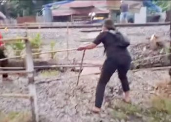 Polisi mengerebek sarang narkoba di Dusun I Serba Jadi, Kecamatan Sunggal, Kabupaten Deli Serdang yang dipasang sejumlah barikade untuk menghalangi petugas memasuki kawasan.Foto Ist