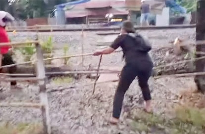 Polisi mengerebek sarang narkoba di Dusun I Serba Jadi, Kecamatan Sunggal, Kabupaten Deli Serdang yang dipasang sejumlah barikade untuk menghalangi petugas memasuki kawasan.Foto Ist