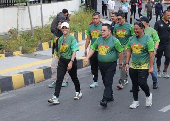 Kapolres Pematangsiantar AKBP Sah Udur T.M. Sitinjak SH. SIK. MH mengikuti kegiatan gerak jalan santai bersama Forkopimda dan masyarakat