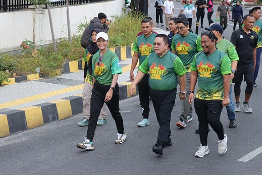 Kapolres Pematangsiantar AKBP Sah Udur T.M. Sitinjak SH. SIK. MH mengikuti kegiatan gerak jalan santai bersama Forkopimda dan masyarakat