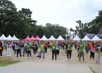 Wali Kota Pematangsiantar Wesly Silalahi SH MKn mengikuti jalan santai dan senam sehat