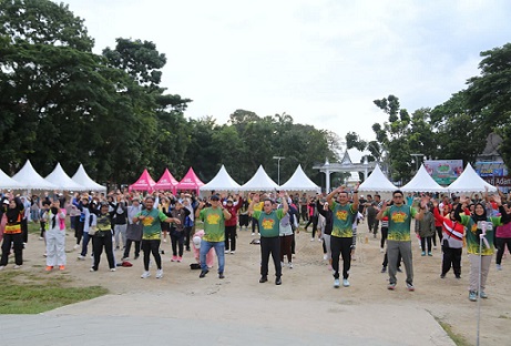 Wali Kota Pematangsiantar Wesly Silalahi SH MKn mengikuti jalan santai dan senam sehat