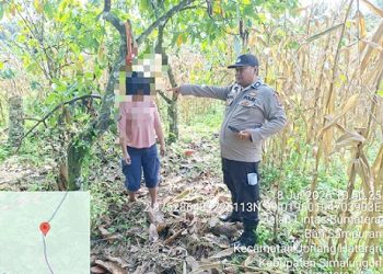 Personil Polsek Jorlang Hataran saat olah TKP