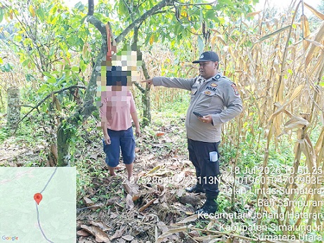 Personil Polsek Jorlang Hataran saat olah TKP