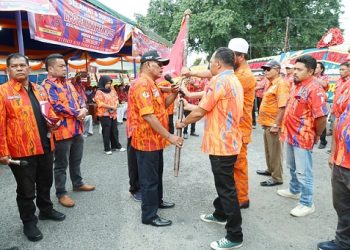 Ketua DPW Pemuda Perintis 59 Sumut DR (HC) Minten Saragih saat melantik Andre Simbolon dan Zulkarnain Sinaga