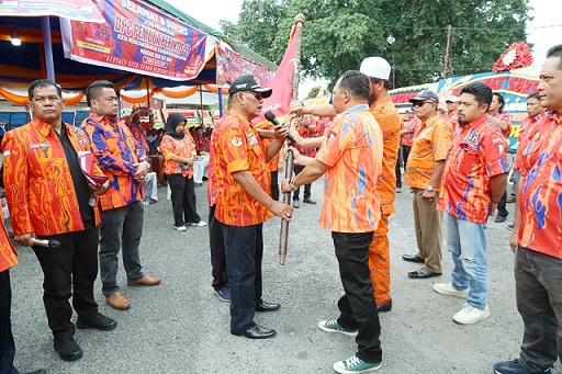 Ketua DPW Pemuda Perintis 59 Sumut DR (HC) Minten Saragih saat melantik Andre Simbolon dan Zulkarnain Sinaga