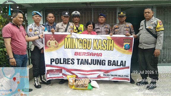Ps. Kabagops AKP Natal Fernando Saragih, S.Pd bersama sejumlah personel lainnya. salurkan bansos kepada Ibu R. Manullang