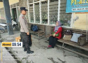 Bhabinkamtibmas Kelurahan Bah Kapul BRIPKA Sunandar melaksanakan sambang kamtibmas di Halte Bus ALS Jalan SM. Raja