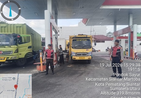 piket AIPTU Frans Saragih, AIPDA T. Ivo Perangin angin, AIPDA Andriansyah Sinulingga dan BRIPKA Agus Rumahorbo monitoring dan pengamanan pengisian BBM di SPBU