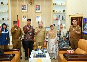 Wali Kota Pematangsiantar Wesly Silalahi SH MKn didampingi Staf Ahli Bidang Pemerintahan Muhammad Hamdani Lubis SH dan Kabag Kesra Irwansyah Saragih SSos MSi menyambut silaturahmi Yayasan Peduli Umat (YPU) Kota Pematangsiantar.