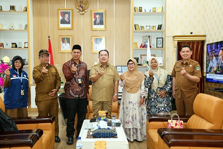 Wali Kota Pematangsiantar Wesly Silalahi SH MKn didampingi Staf Ahli Bidang Pemerintahan Muhammad Hamdani Lubis SH dan Kabag Kesra Irwansyah Saragih SSos MSi menyambut silaturahmi Yayasan Peduli Umat (YPU) Kota Pematangsiantar.