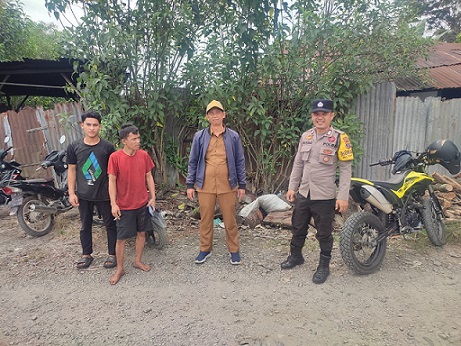 Bhabinkamtibmas Kelurahan Bah Kapul BRIPKA Sunandar bersama Lurah Bah Kapul melakukan sambang kamtibmas di usaha pakan ternak di Jalan Sibatu