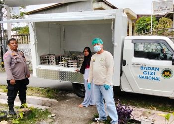 Bhabinkamtibmas Kelurahan Nagapitu AIPTU S .Ambarita melakukan monitoring pendisribusian Makanan Bergizi Gratis (MBG) di Posyandu Jalan Madrasah