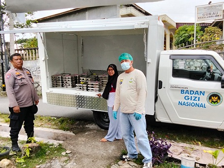 Bhabinkamtibmas Kelurahan Nagapitu AIPTU S .Ambarita melakukan monitoring pendisribusian Makanan Bergizi Gratis (MBG) di Posyandu Jalan Madrasah