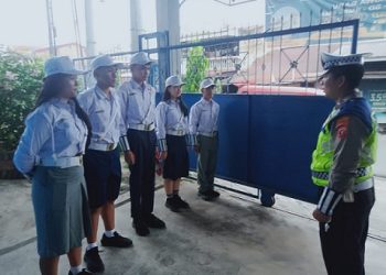 personil Unit Kamsel melaksanakan pengawasan kepada siswa siswi Patroli Keamanan Sekolah (PKS) SMP/SMP Yayasan Methodis