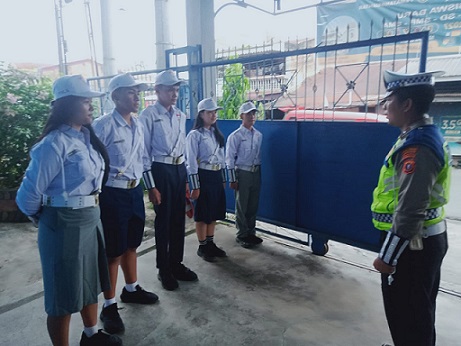 personil Unit Kamsel melaksanakan pengawasan kepada siswa siswi Patroli Keamanan Sekolah (PKS) SMP/SMP Yayasan Methodis