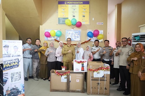Wakil Wali Kota Muhammad Fadly Abdina Serahkan Hadiah Kepada 5 Wajib Pajak Tanjungbalai Penerima Undian Gebyar Pajak Sumut 2026