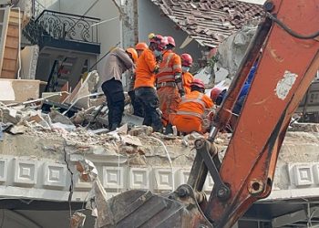 Ledakan dahsyat di perumahan elite Kompleks Grand Polonia Medan tampak tima SAFmR gabungan bekerja mencari korban. (Foto Ist)