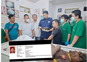 Tim Inafis Polres Simalungun AIPDA Sujid saat sidik jari jenajah Robinson Harianja diruangan jenajah RSUD dr Djasamen Saagih Kota Siantar