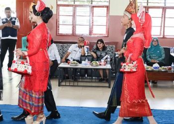 Ketua Dekranasda Kota Pematangsiantar Ny Liswati Wesly Silalahi hadiri Lomba Fashion Show Pakaian Adat Simalungun Tingkat SMP Negeri dan Swasta Kota Pematangsiantar