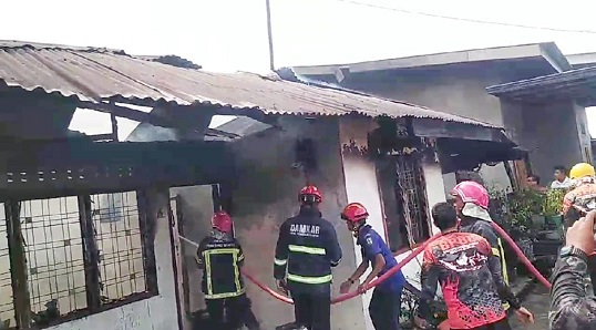 Petugas Damkar saat padamkan kobaran api