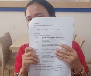 DS Turut Tergugat dan isteri tergugat menunjukkan bukti laporan ke Komisi Yudisial RI