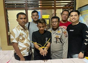 Pelaku Er dan barang bukti saat diamankan di Polsek Gunung Malela