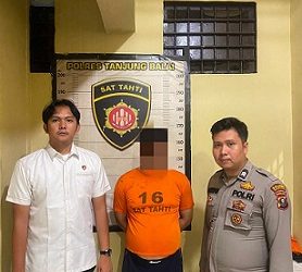 Tersangka D alias A diapit Polisi